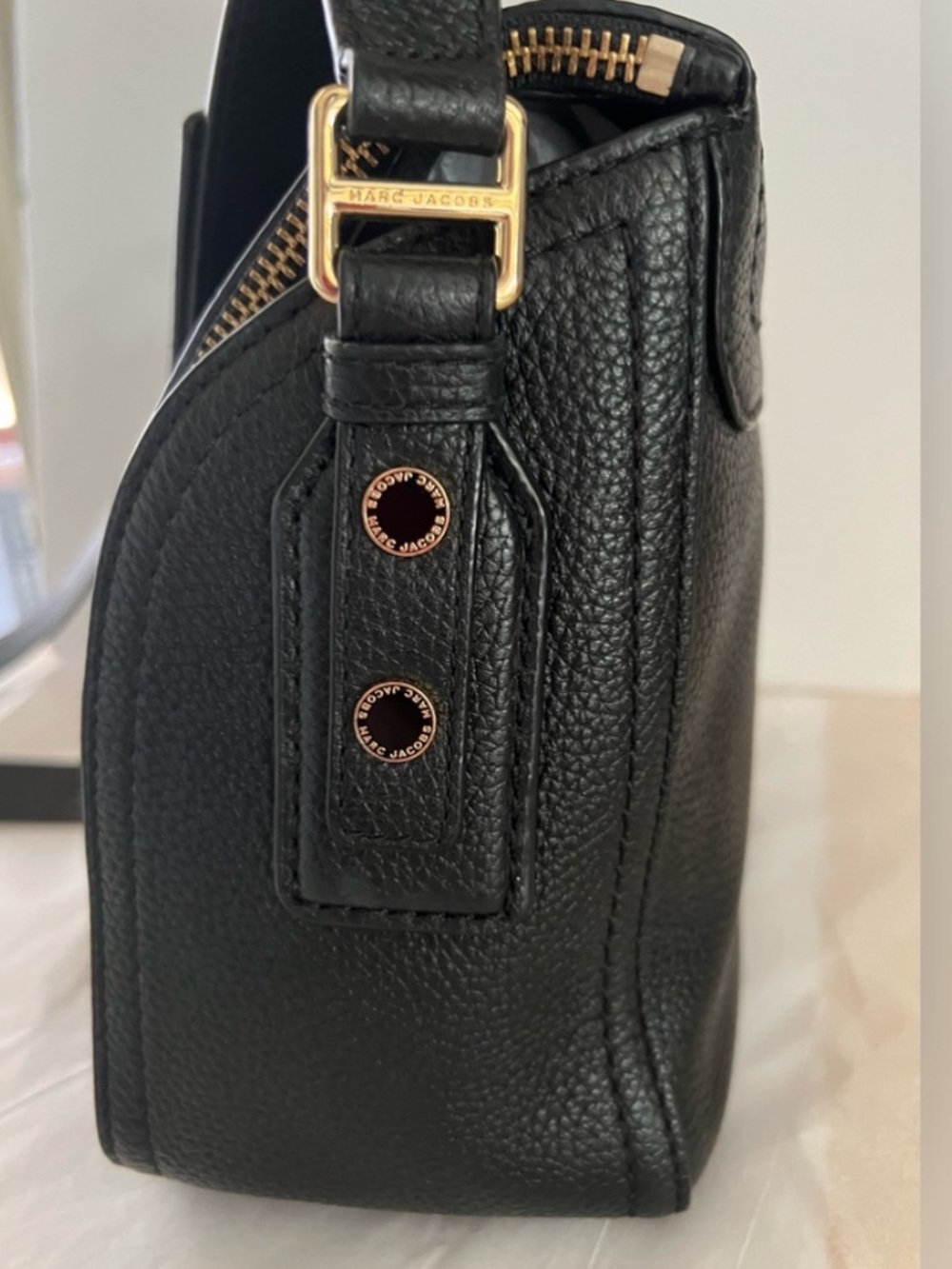 Marc Jacobs Black Leather Groove Shoulder Bag with Gold Hardware - Picture 8 of 9